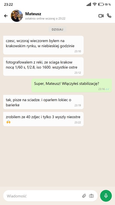 Ktoś pisze o ściądze Kraków nocą, na Rynku